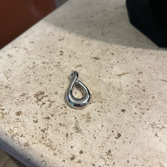 Silver tone swirl pendant - Picture 2 of 3